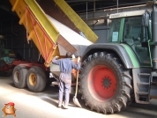 Amazone kunstmeststrooier met een inhoud van 2200 kg en kantschijf