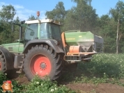 Amazone kunstmeststrooier met een inhoud van 2200 kg en kantschijf