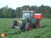 Rauch hydraulisch aangedreven kunstmest strooier met een inhoud van 3000 kg bestuurd door ISOBUS