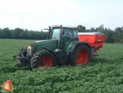 Rauch hydraulisch aangedreven kunstmest strooier met een inhoud van 3000 kg bestuurd door ISOBUS