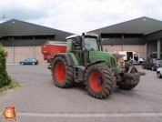 Rauch hydraulisch aangedreven kunstmest strooier met een inhoud van 3000 kg bestuurd door ISOBUS