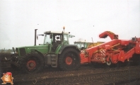 Fendt 824 met grimme vier rijer aangedreven wagenrooier