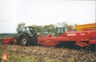 Fendt 824 met grimme vier rijer aangedreven wagenrooier