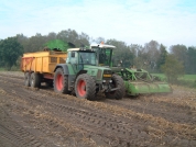 AVR Solanum 2000 met Fendt 824 afvoercombinatie