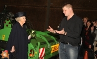 Koningin Beatrix krijgt uitleg over precisie landbouw en machines