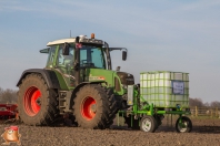 Fendt 820 met Accord bietenzaaier een Basrijs frontrijenbemester