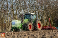 Fendt 820 met Accord bietenzaaier een Basrijs frontrijenbemester