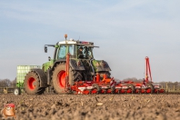 Fendt 820 met Accord bietenzaaier een Basrijs frontrijenbemester