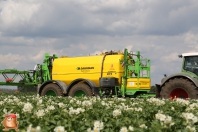 Aardappelen spuiten met dammann tandem getrokken spuitmachine