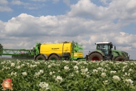 Aardappelen spuiten met dammann tandem getrokken spuitmachine