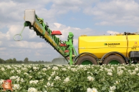 Aardappelen spuiten met dammann tandem getrokken spuitmachine