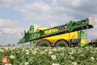 Aardappelen spuiten met dammann tandem getrokken spuitmachine