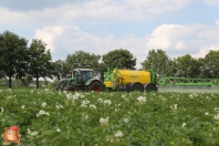 Aardappelen spuiten met dammann tandem getrokken spuitmachine