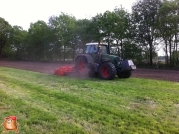 Fendt 820 met Kuhn frees