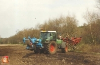 Ploegen met Lemken 4-schaar zwenkploeg