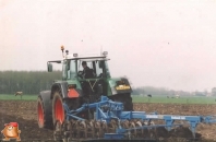 Ploegen met Lemken 5-schaar met getrokken vorenpakker en ondergronders.