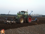 Fendt 820 met Lemken Varitansanit 7-schaar met vorrenpakker