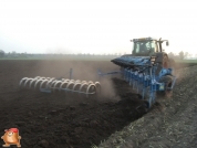 Fendt 820 met Lemken Varitansanit 7-schaar met vorrenpakker