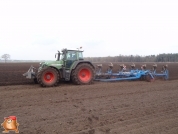 Fendt 820 met Lemken Varitansanit 7-schaar met vorrenpakker