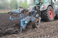 Fendt 828 met Lemken Varitansanit 7-schaar met vorrenpakker