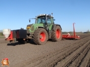 Fendt 818 met Accord bieten zaaimachine 