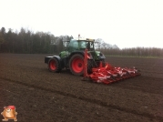 Fendt 818 met Accord bieten zaaimachine 