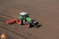 Fendt 820 met Accord bieten zaaimachine 