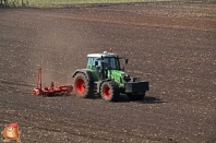 Fendt 820 met Accord bieten zaaimachine 