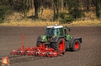 Fendt 820 met Accord bieten zaaimachine 