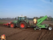 Fendt 716 met Hassia snarenbed pootmachine