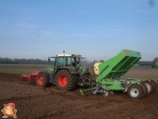 Fendt 716 met Hassia snarenbed pootmachine