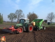 Fendt 716 met Hassia snarenbed pootmachine