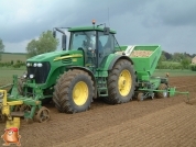 Johndeere 7920 met Hassia snarenbed pootmachine