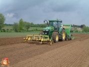 Johndeere 7920 met Hassia snarenbed pootmachine