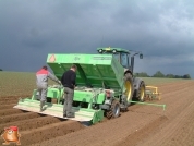 Johndeere 7920 met Hassia snarenbed pootmachine