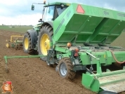 Johndeere 7920 met Hassia snarenbed pootmachine